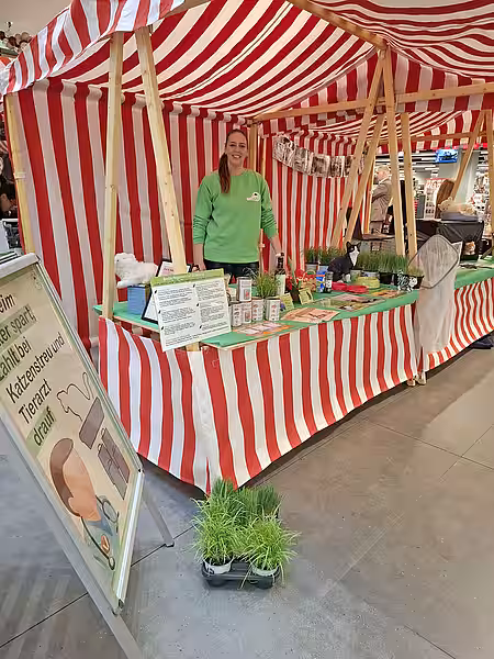 Eine Mitarbeiterin am Infostand