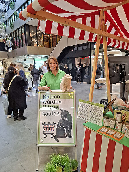 aktion tier beim Cats Day 2025 im Forum Steglitz in Berlin Eine Frau mit einem Aufsteller an einem Infostand