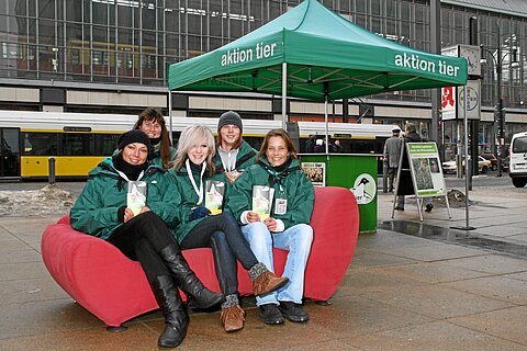 aktion tier Aufklärungsteam beim Kampagnenstart Mitarbeiter der Öffentlichkeitsarbeit von aktion tier e.V.